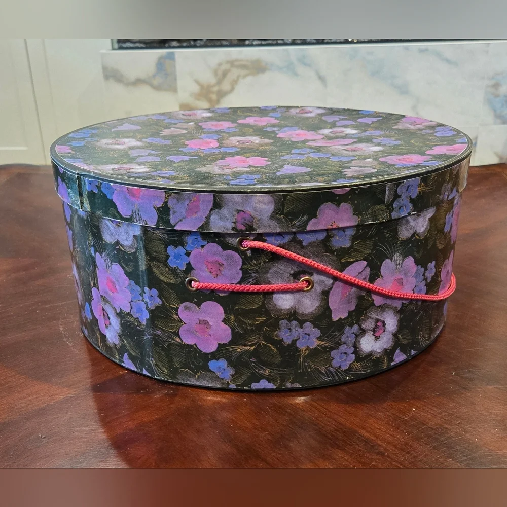 Vintage Round Hat Box - Picture 4 of 15